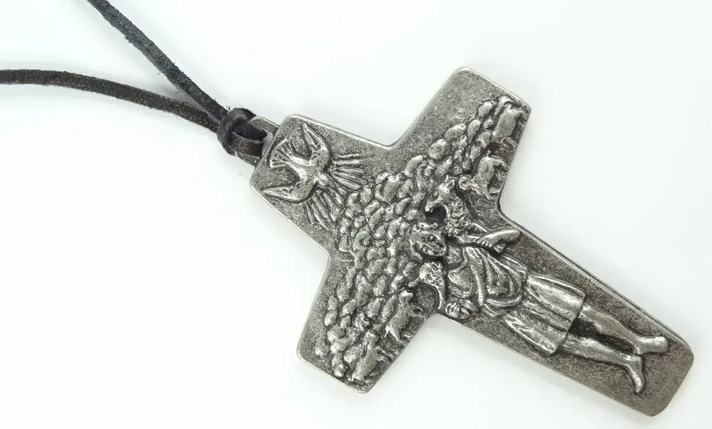 Jakie symbole kryje krzyż noszony przez papieża Franciszka? Zaskakujące znaczenie!