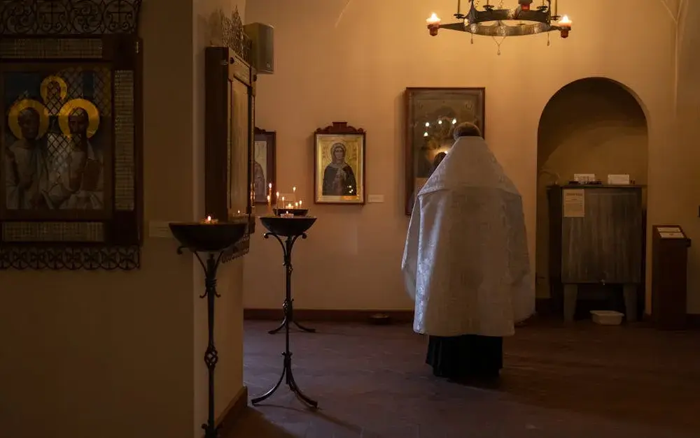 Czym dokładnie zajmuje się ksiądz rezydent w parafii? Wyjaśniamy