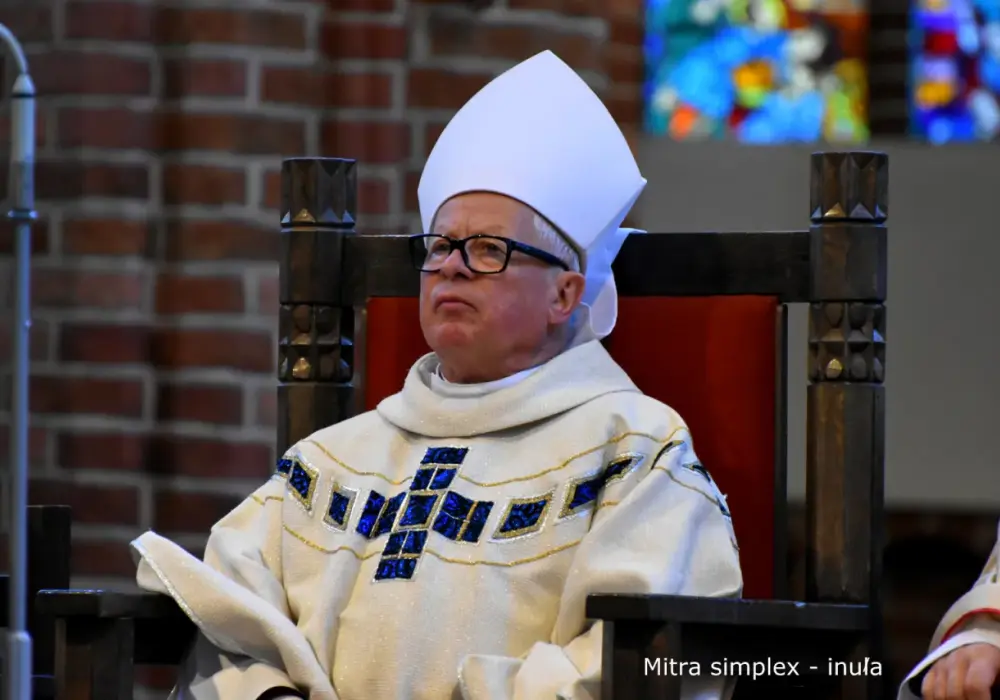 Mitra biskupa - Co symbolizuje infuła i kiedy się ją nosi?