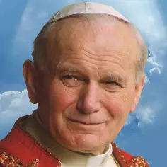 Portret Jana Pawła II w białej piusce i czerwonej szacie, na tle błękitnego nieba z chmurami.
