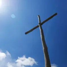 Drewniany krzyż na tle błękitnego nieba. Symbol jedności chrześcijaństwa, choć prawosławie a katolicyzm mają swoje różnice.