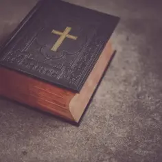 Jakie związki frazeologiczne z Biblii używasz codziennie? Oto lista