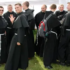 Czemu habity zakonne męskie fascynują? Historia, która zaskakuje