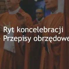 Ryt koncelebcji - przepisy obrzędowe. Grupa duchownych w szatach liturgicznych.