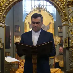 Duchowny czyta z księgi w bogato zdobionym kościele. Różnice między kościołem polskokatolickim a rzymskokatolickim mogą być widoczne w wystroju.