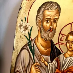 Ikona św. Józefa z lilią, symbolizującą czystość, i Dzieciątkiem Jezus. Modlitwa nowenna do św. Józefa w sprawach trudnych.