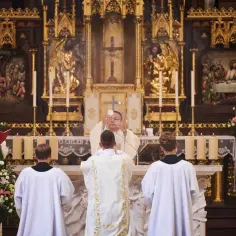 26 grudnia czy trzeba iść do kościoła? Msza święta w kościele z kapłanem i ministrantami przy ołtarzu.