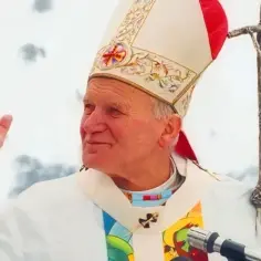 Kim jest papież i jak jego rola kształtuje Kościół katolicki
