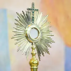 Monstrancja z Hostią, symbol cudów eucharystycznych w Polsce.