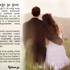 Modlitwa męża za żonę: para młoda w trawie, on obejmuje ją, ona opiera głowę na jego ramieniu.