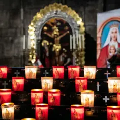 Płonące świece z wizerunkiem Matki Boskiej, symbolizujące modlitwę o uwolnienie z nałogu za kogoś.