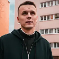 Co oznacza te tajemnicze wygolone kółko na głowie duchownego?