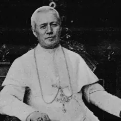Portret papieża Piusa XI, jednego z ważnych papieży XX wieku, w białej sutannie i z łańcuchem na szyi.