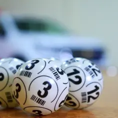 Trzy białe kule do gry z numerami 3, 8 i 12. Czy to początek skutecznej modlitwy o wygraną?