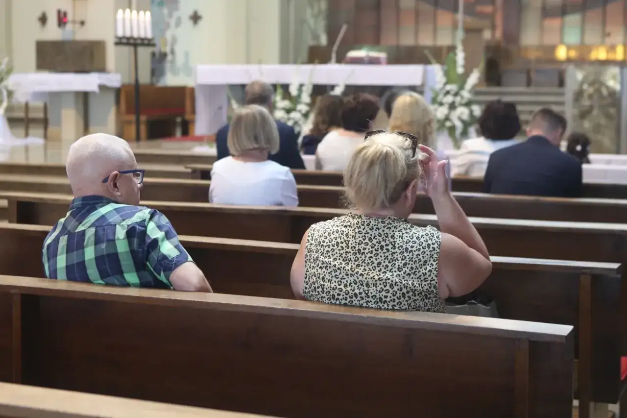 Ludzie siedzą w kościele. Czy szafarz może współżyć? To pytanie nurtuje wielu wiernych.