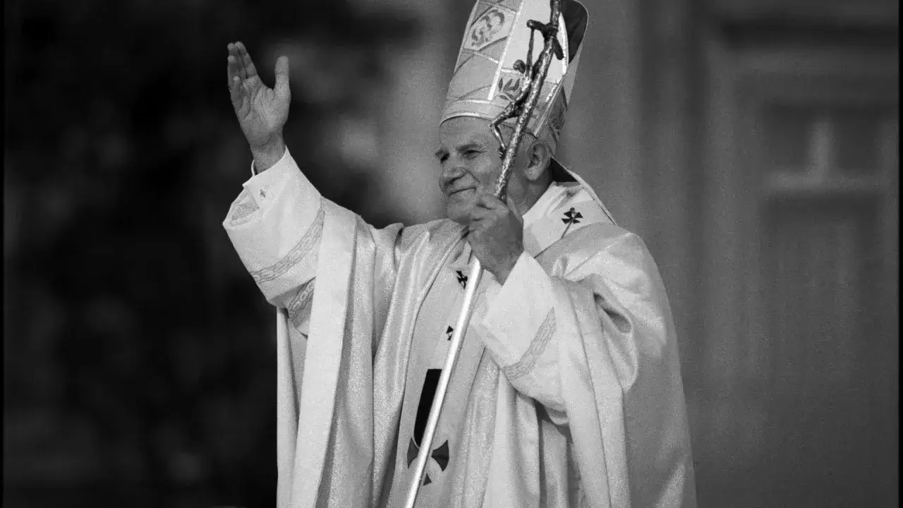 Papież Jan Paweł II w białej szacie i mitrze, z pastorałem w dłoni, wznosi prawą rękę, jakby wołając: niech zstąpi duch twój i odnowi ziemię.