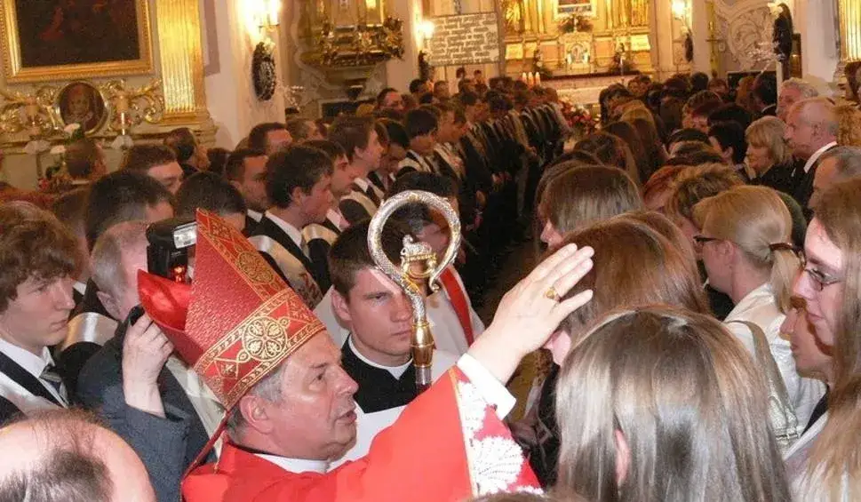 Zdjęcie Kto naprawdę może być świadkiem na bierzmowaniu? Zaskakujące