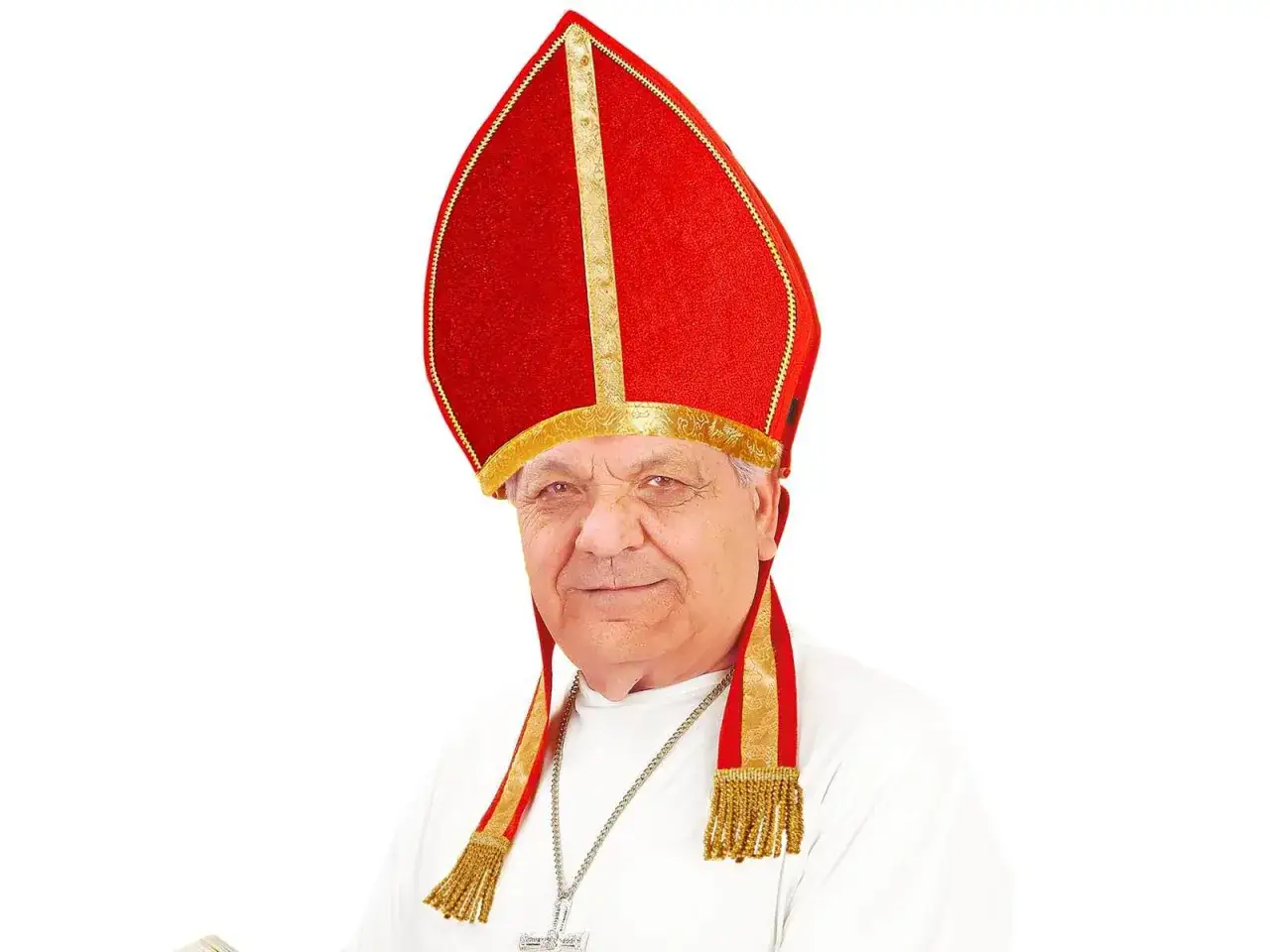 Starszy mężczyzna w czerwonej czapce papieża, ozdobionej złotymi pasami i frędzlami, z krzyżem na szyi.