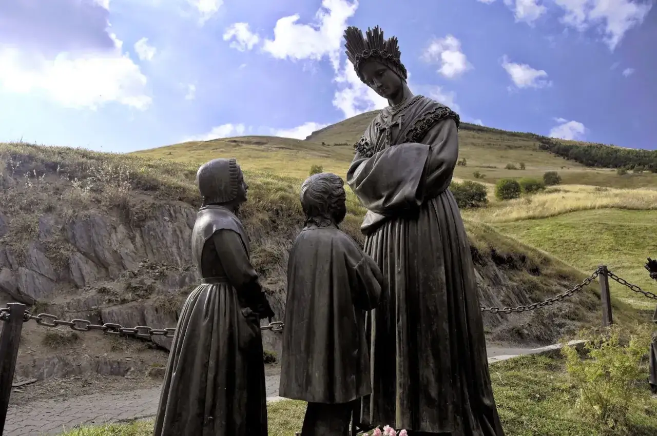 Rzeźby przedstawiające Matkę Boską i dzieci, przypominające sceny z sanktuariów maryjnych w Polsce.