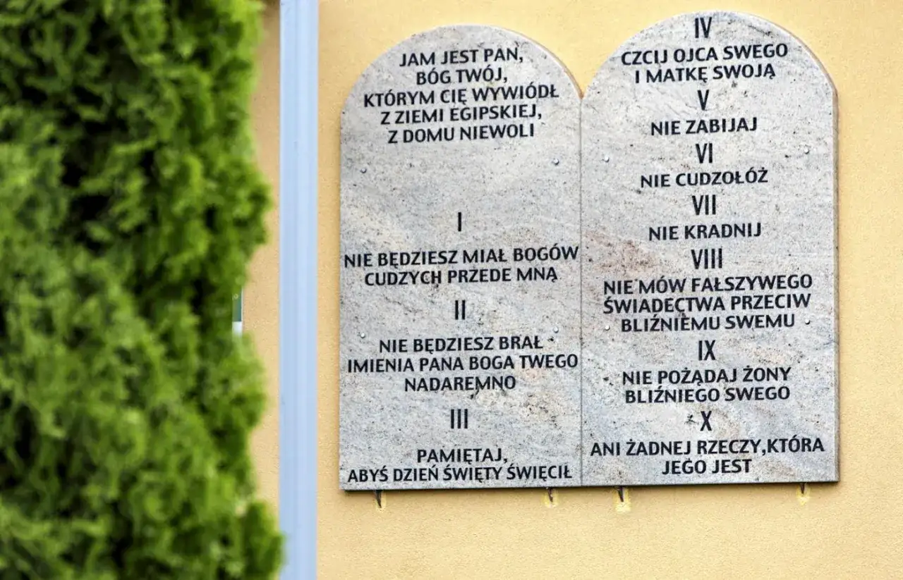 Kamienne tablice z wyrytymi 10 przykazaniami bożymi dekalogu, przypominające o zasadach wiary.