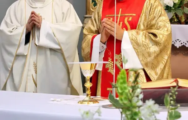 Czy msza w sobotę za niedzielę spełnia ten obowiązek wiernych?