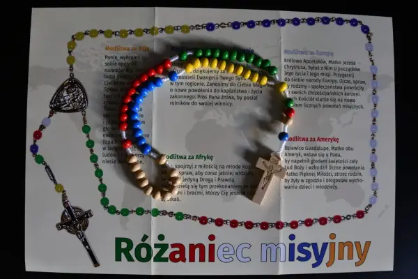 Różaniec misyjny - Co oznaczają kolory i jak się nim modlić?