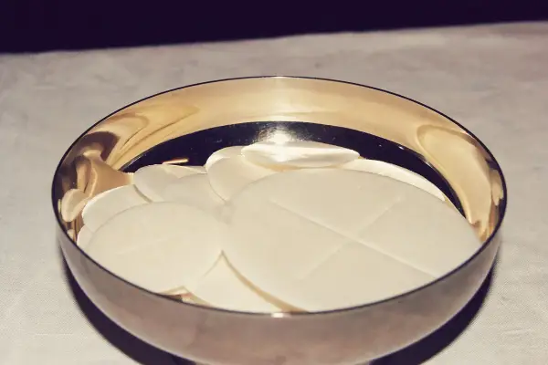 Niskoglutenowe Hostie – pełna Eucharystia dla wiernych z nietolerancją glutenu